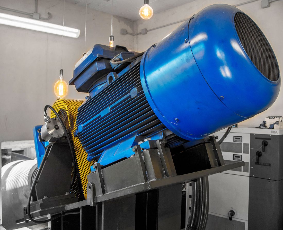 Turbina idroelettrica di centrale idroelettrica. L'elettricità è stata  generata da questa antica turbina, costruire 1925 e ora sostituito da una  più moderna Foto stock - Alamy